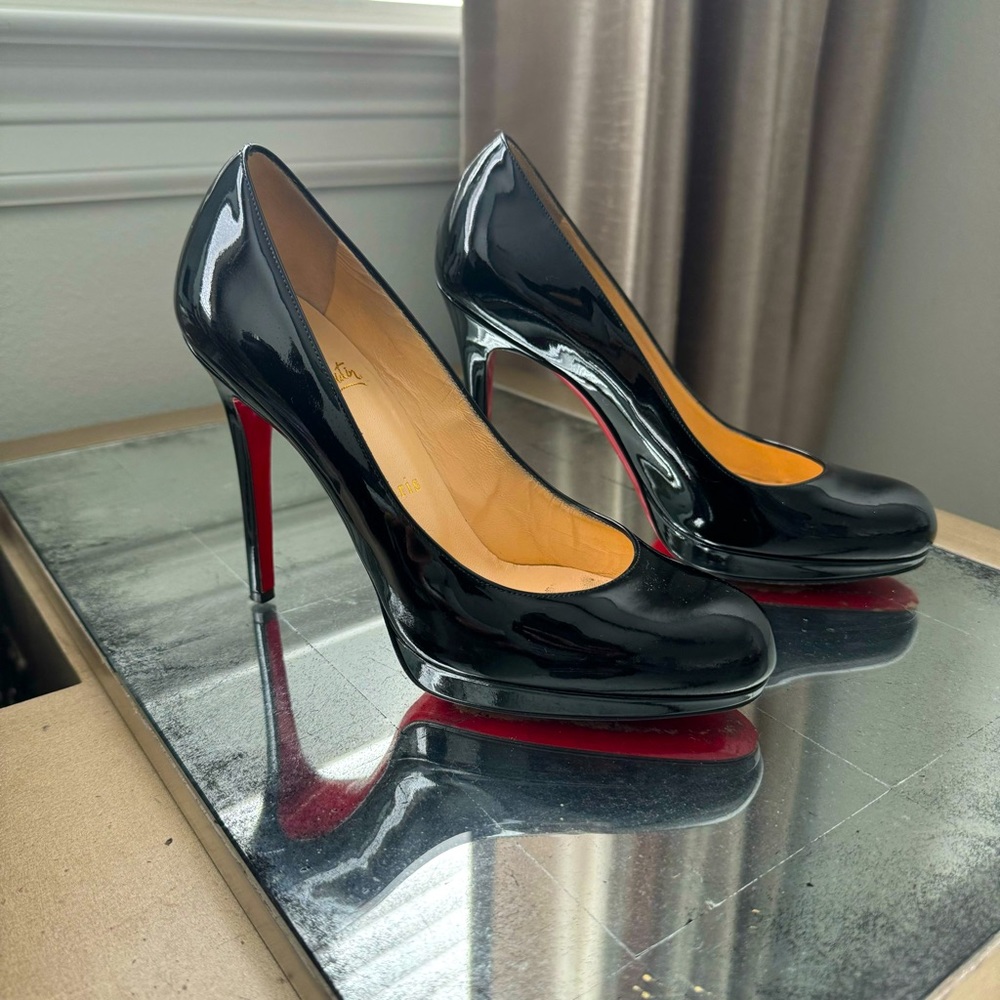 Excellent condition Christian Louboutin Black Patent Leather Women’s Pumps 37